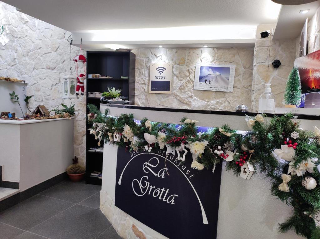 Un negozio di Natale con decorazioni natalizie sul muro di B&B La Grotta a Nicolosi