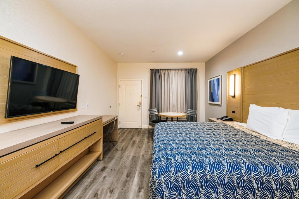 Palace Inn Blue-IAH East - Deluxe King Room