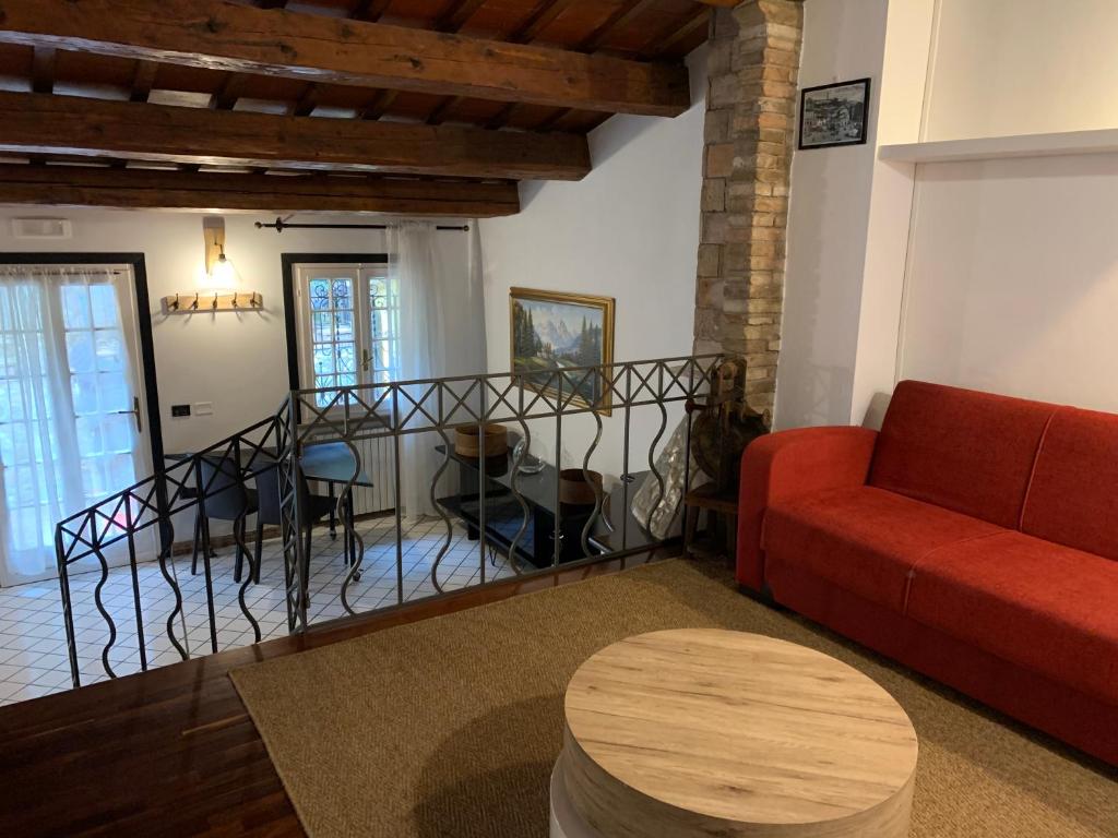 聖阿爾坎傑洛－迪羅馬涅的住宿－innvicolo，客厅配有红色的沙发和桌子