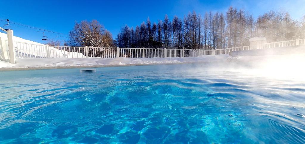 Bazén v ubytovaní *Nouveau* Pied des pistes * Piscine ext. chauffée* alebo v jeho blízkosti