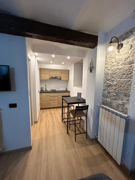 uma cozinha com mesa e cadeiras num quarto em Pietrasuite Santa Brigida em Roccaraso