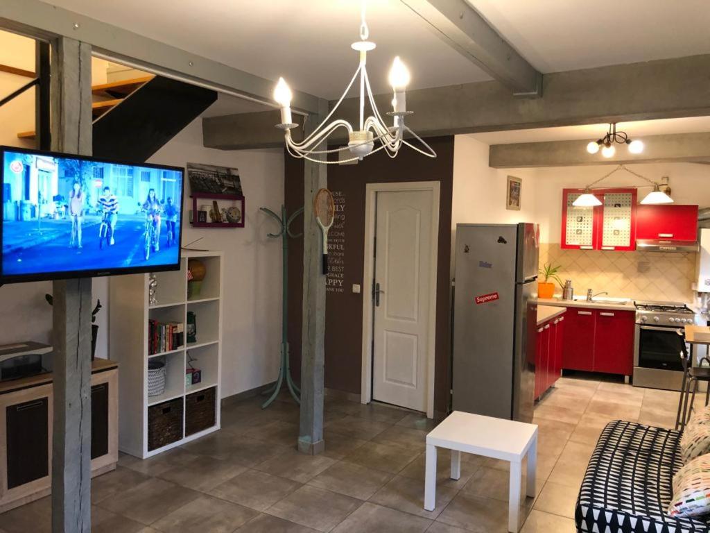 a living room with a tv and a kitchen at Mircea Vodă Residence in Craiova