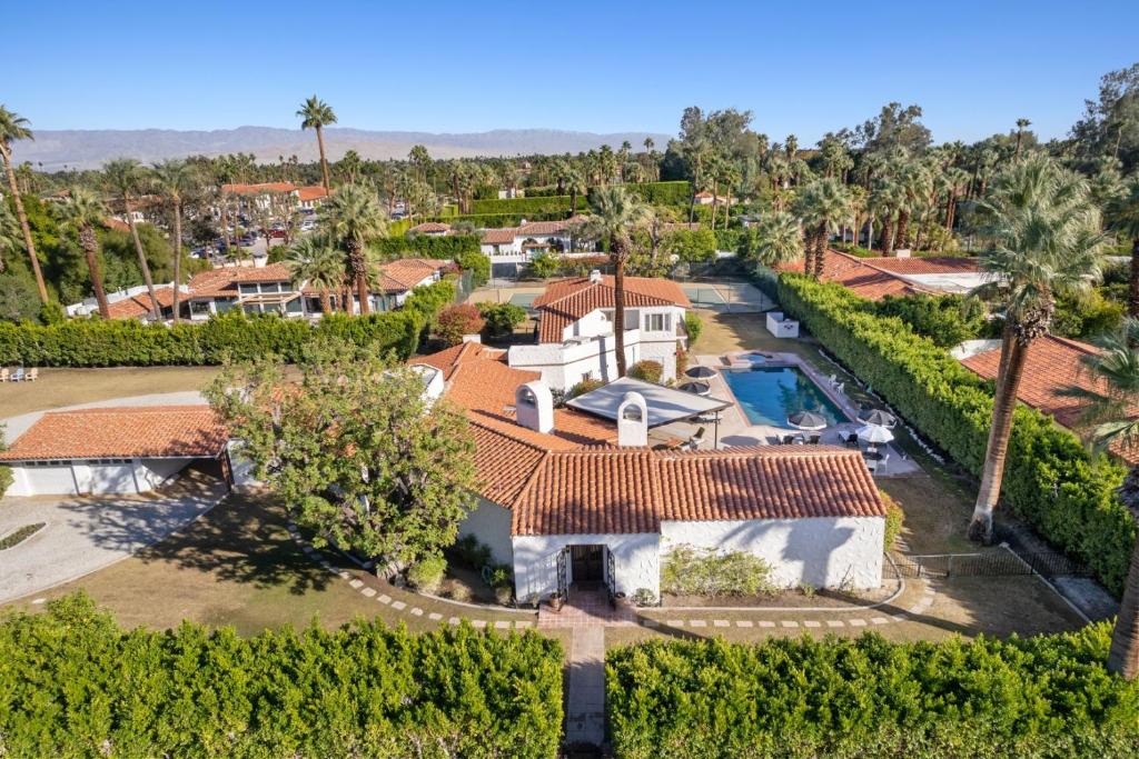 uma vista aérea de uma casa com piscina em Ciao Bella Estates em Palm Springs