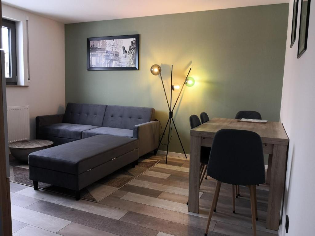 Apartment in Nonnweiler-Otzenhausen في Nonnweiler: غرفة معيشة مع أريكة وطاولة