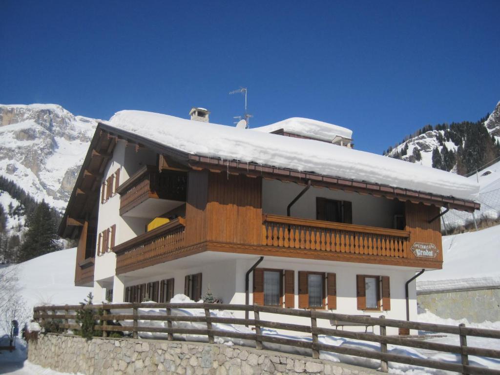 un bâtiment avec de la neige au-dessus dans l'établissement Chalet Pradat, à Arabba