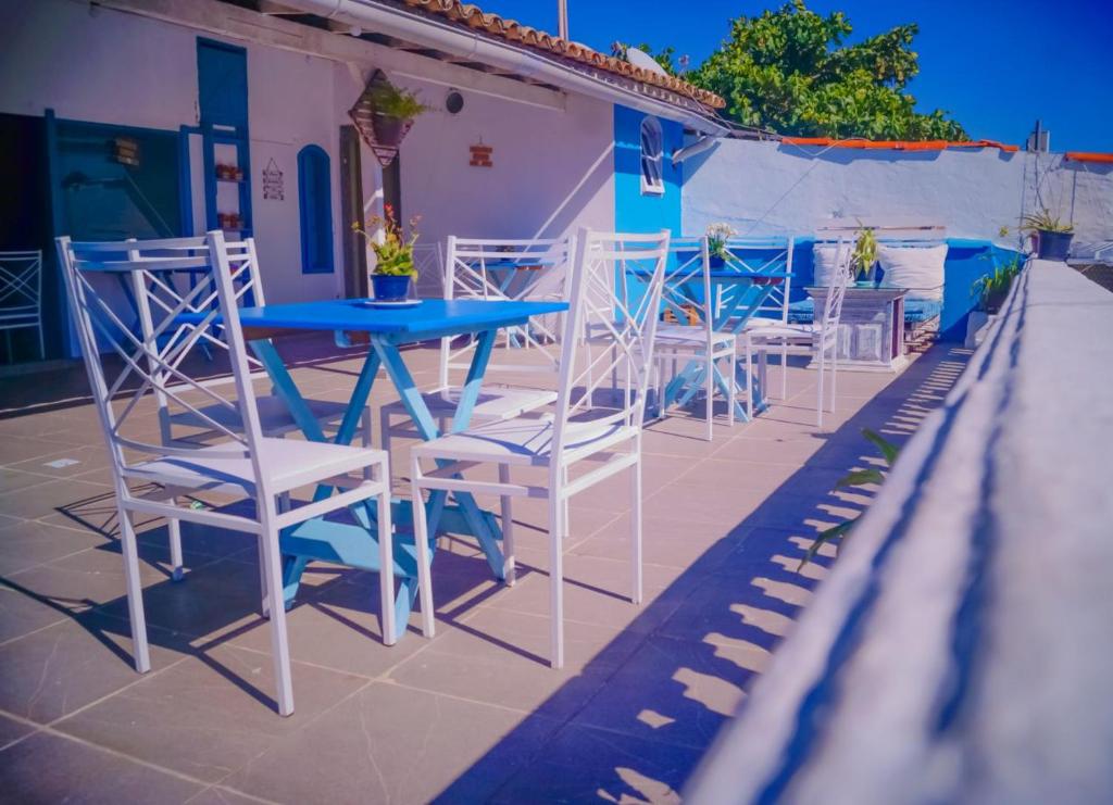 a blue table and chairs on a patio at Caminho das Pedras Búzios in Búzios
