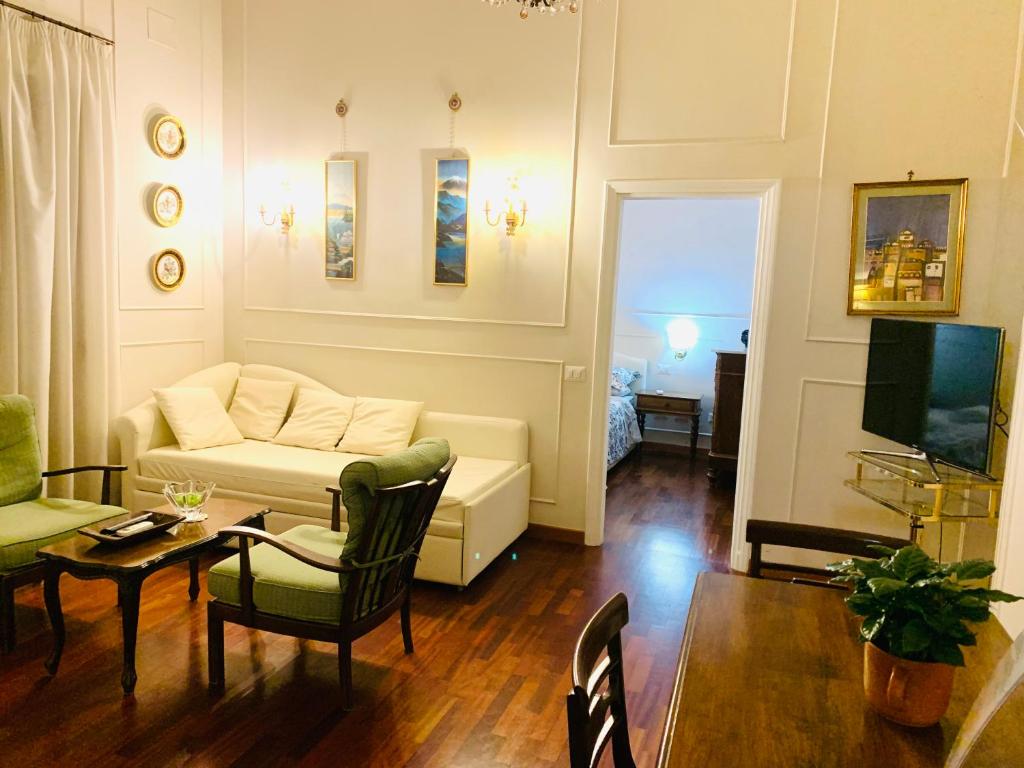 - un salon avec un canapé et une table dans l'établissement Ripetta Suite Apartament, à Rome