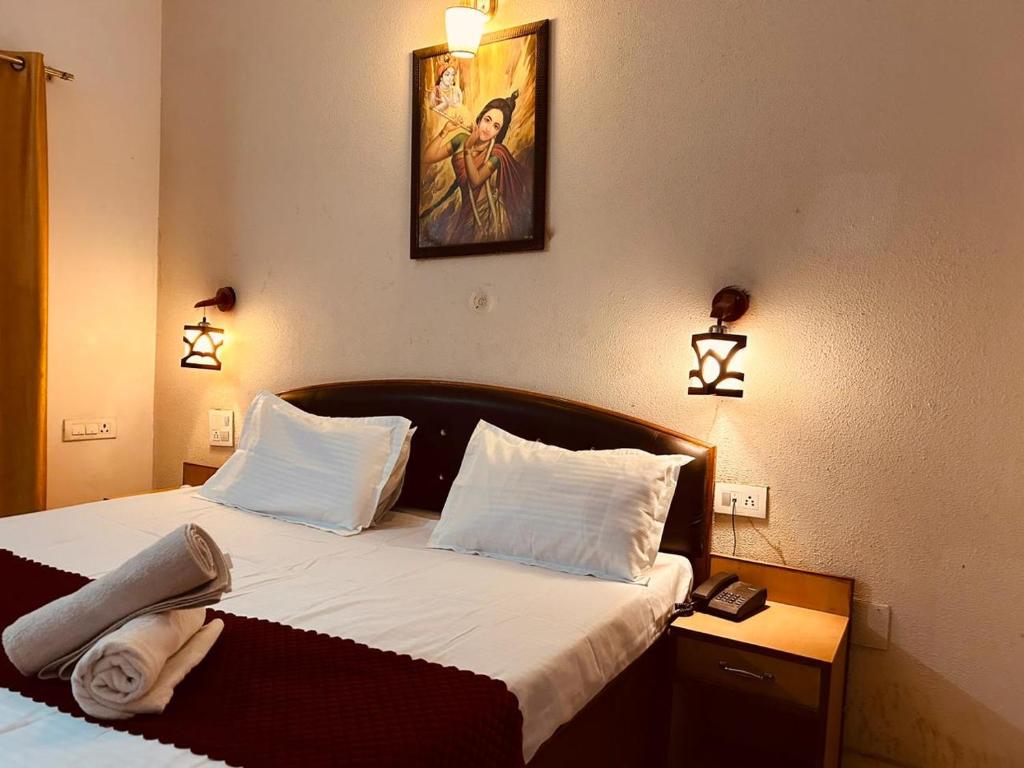een slaapkamer met een bed met 2 witte kussens bij The For U - A Luxury Stay in Rishīkesh