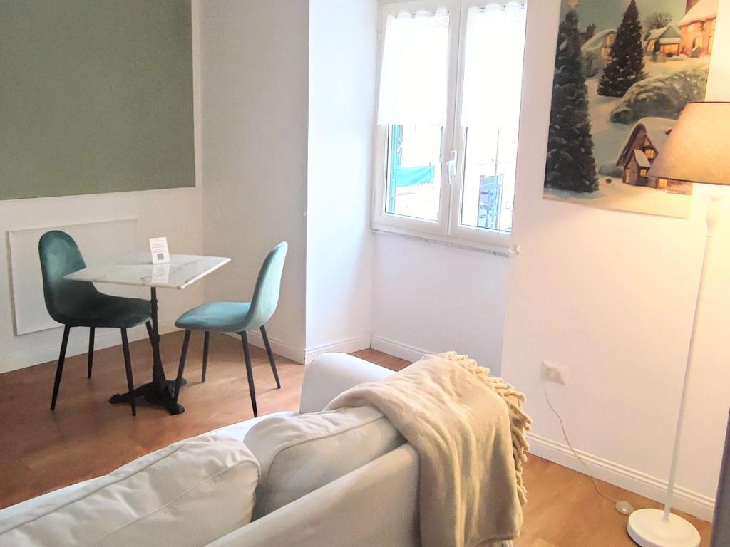 ein Wohnzimmer mit einem Sofa und einem Tisch in der Unterkunft Annamaria Rooms in Neapel