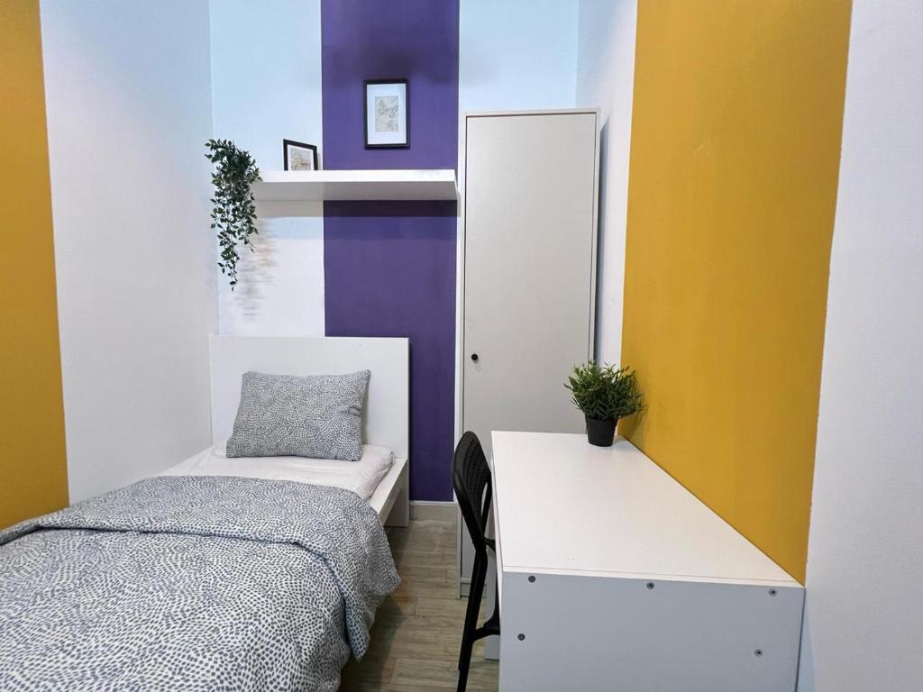 een slaapkamer met een bed en een bureau met een spiegel bij Arch Partition Room Near Mall of the Emirates in Dubai