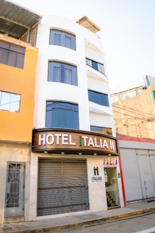 a hotel building with a hotel italian sign on it at Hotel Italia II in Chiclayo