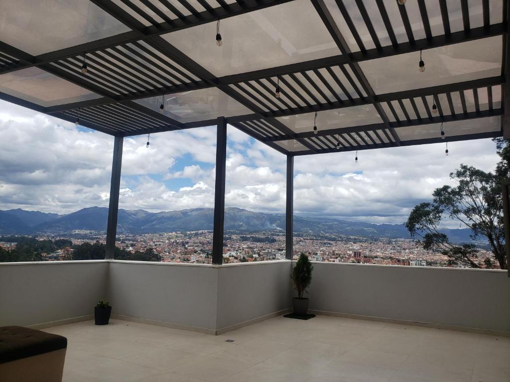 een balkon met uitzicht op de stad bij Departamento completo con hermosa vista de la ciudad in Cuenca