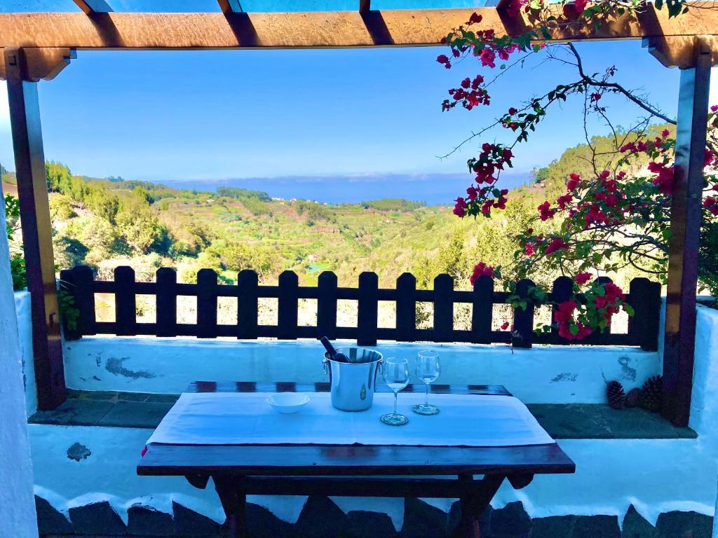 uma mesa num alpendre com vista em BELLA DORAMAS Casas Rurales Panchita & Millo em Moya