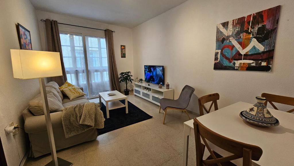 a living room with a couch and a table at CASA BLANCA-Parking gratis in Sanlúcar de Barrameda