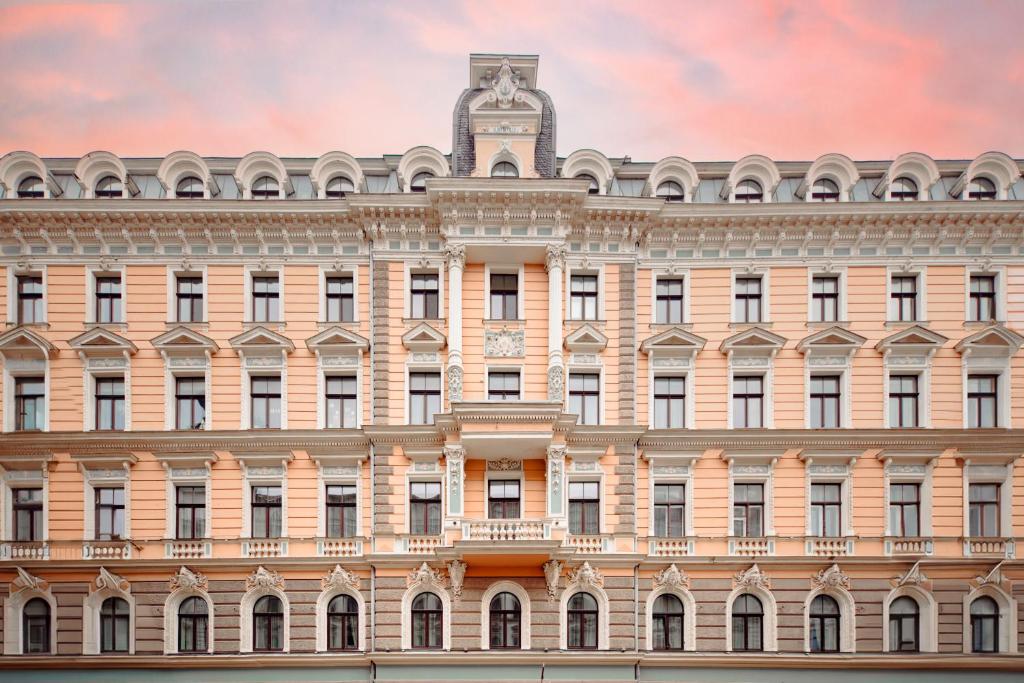 un edificio con una torre de reloj encima en RIGAAPARTMENT ELIZABETES 22 Self-Service Aparthotel, en Riga