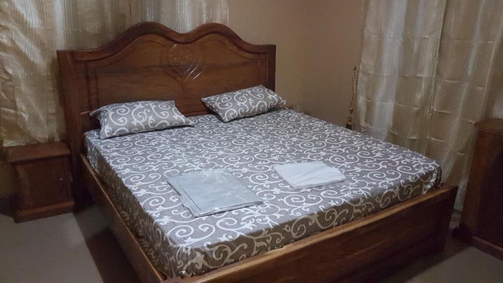 - un lit avec 2 oreillers dans l'établissement Annex House For Rent, à Manjai Kunda