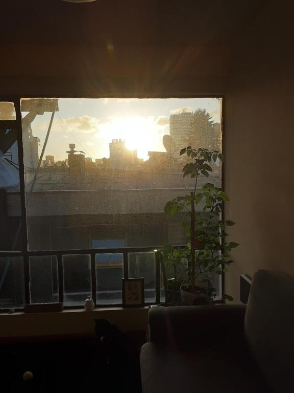 una ventana en una habitación con vistas a la puesta de sol en Habitación Concepción centro, en Concepción
