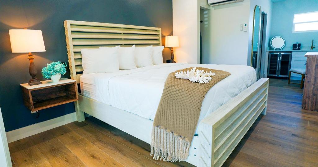 Postel nebo postele na pokoji v ubytování Ivory Sands Beach Suites
