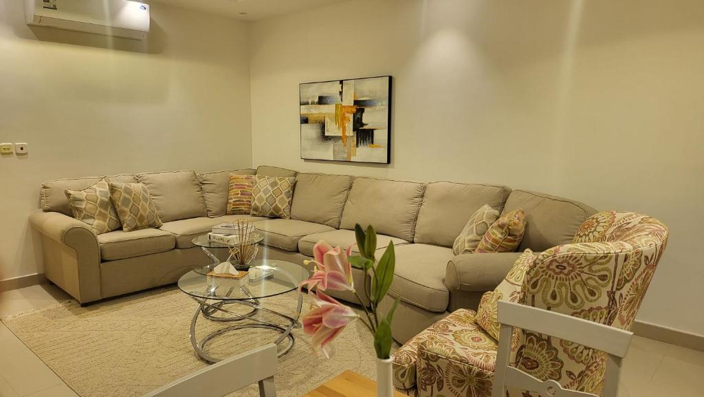 شقة فاخرة VIP حي الوادي في الرياض: غرفة معيشة مع أريكة وطاولة