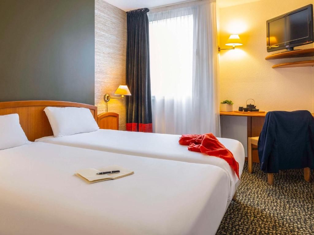 Postel nebo postele na pokoji v ubytování Mercure Hotel Forbach Centre de Loisirs