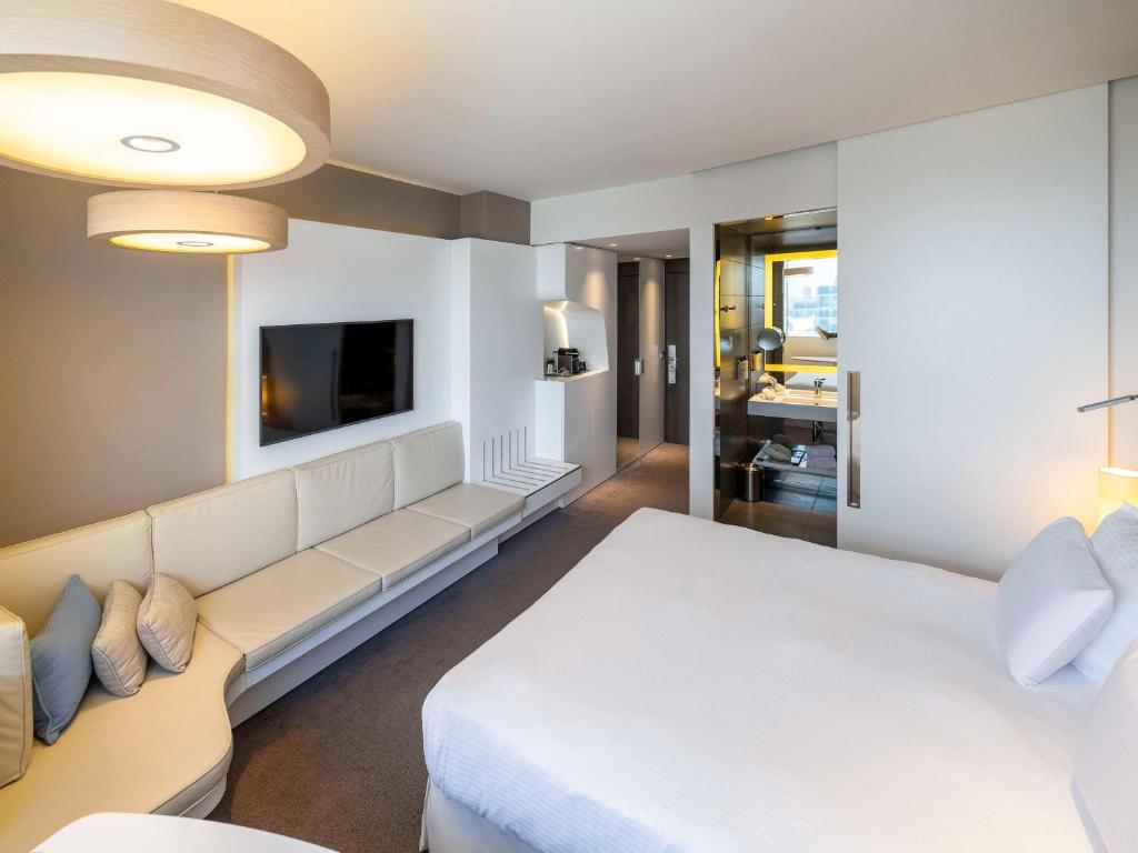 Postel nebo postele na pokoji v ubytování Pullman Brussels Centre Midi