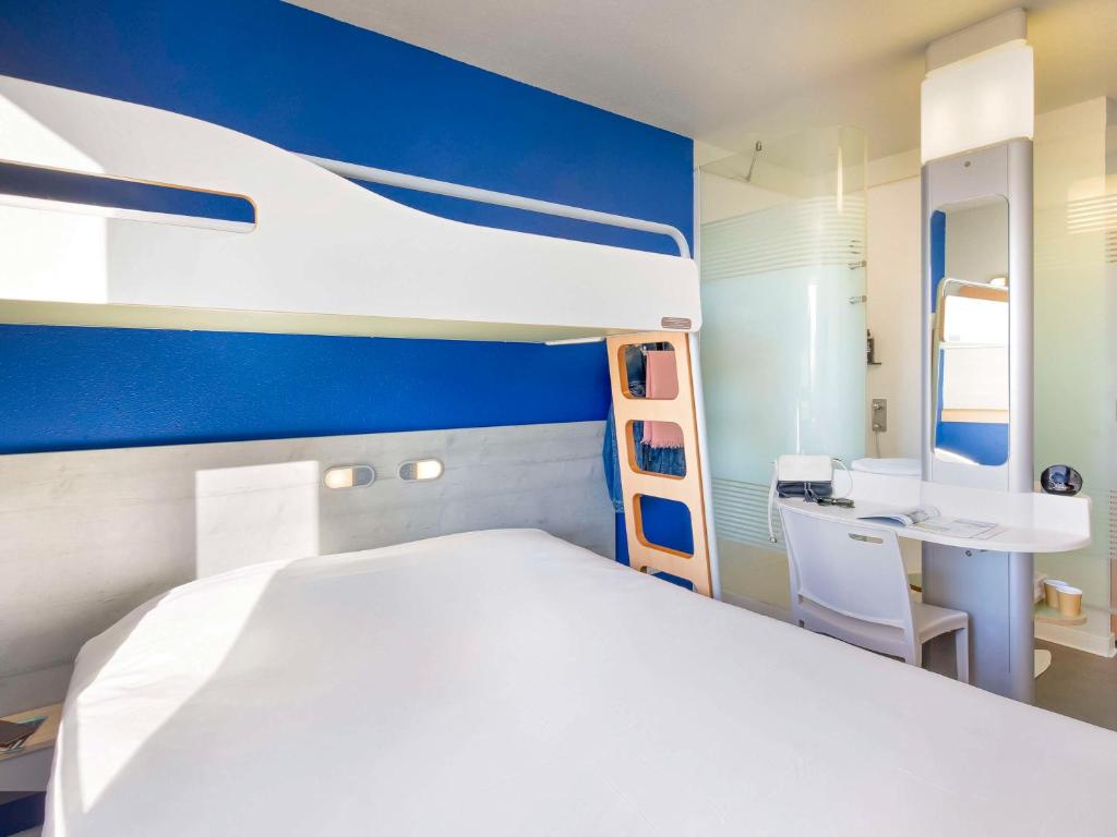 Postel nebo postele na pokoji v ubytování ibis budget Saint-Maximin