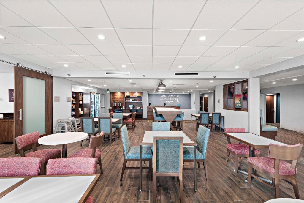 une salle à manger avec des tables et des chaises dans l'établissement Hampton Inn Los Angeles Airport, à Los Angeles