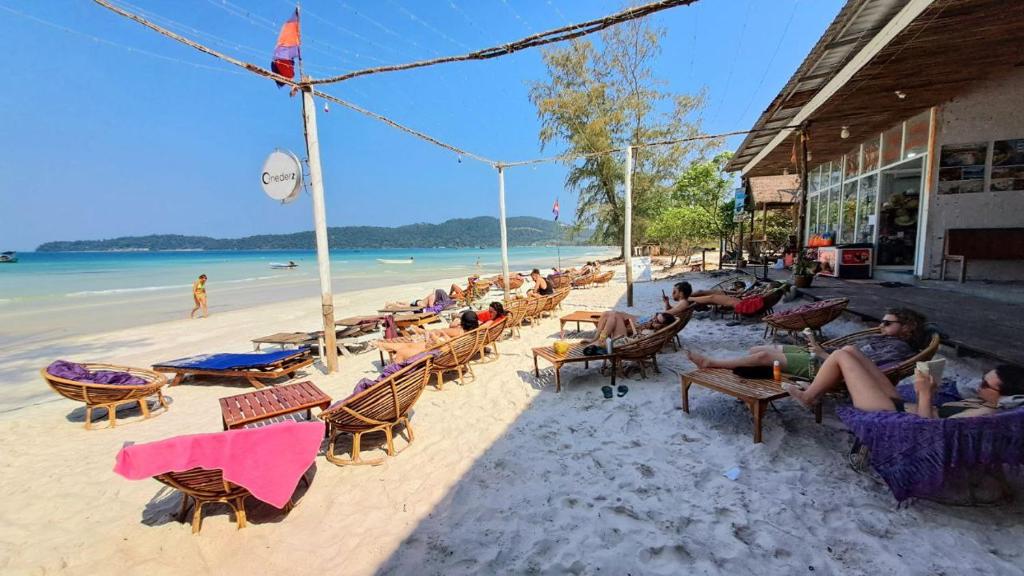 een groep mensen die in stoelen op het strand zitten bij Onederz Koh Rong Sanloem in Koh Rong Sanloem