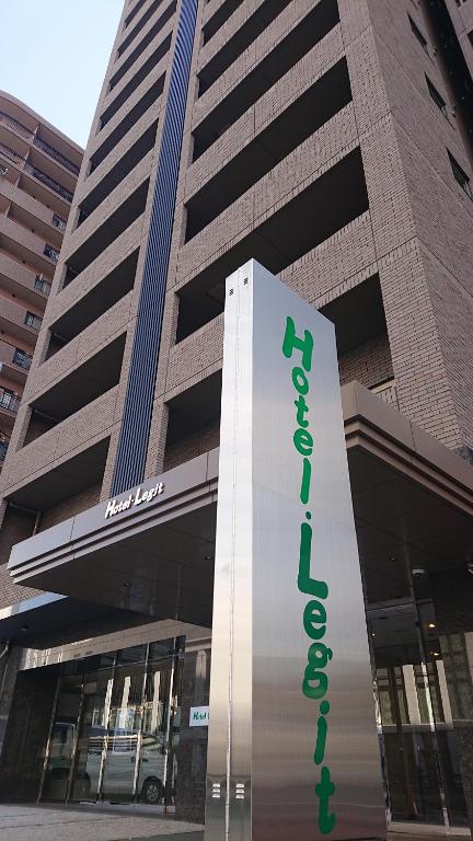 budynek z znakiem przed nim w obiekcie Hotel Legit w mieście Hiroszima