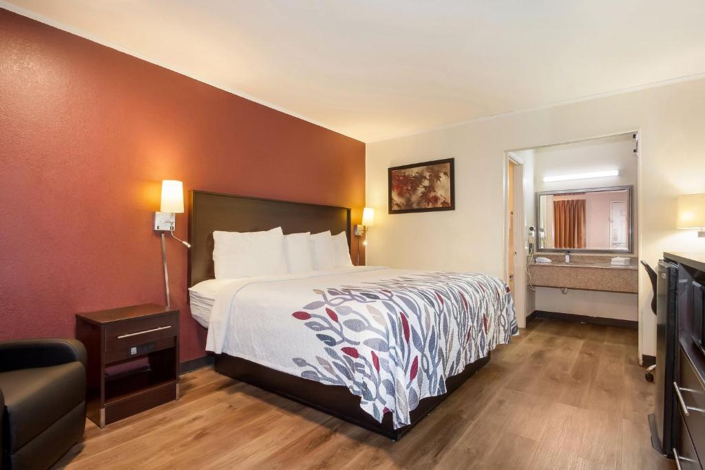 Habitación de hotel con cama y TV en Red Roof Inn Santee, en Santee