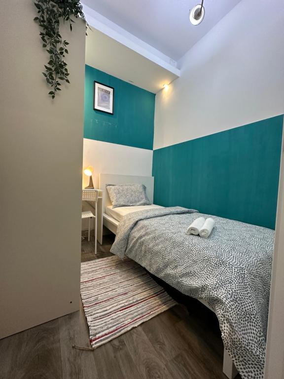 um quarto com 2 camas e uma parede verde em Epic Partition Room in Barsha Near Metro em Dubai