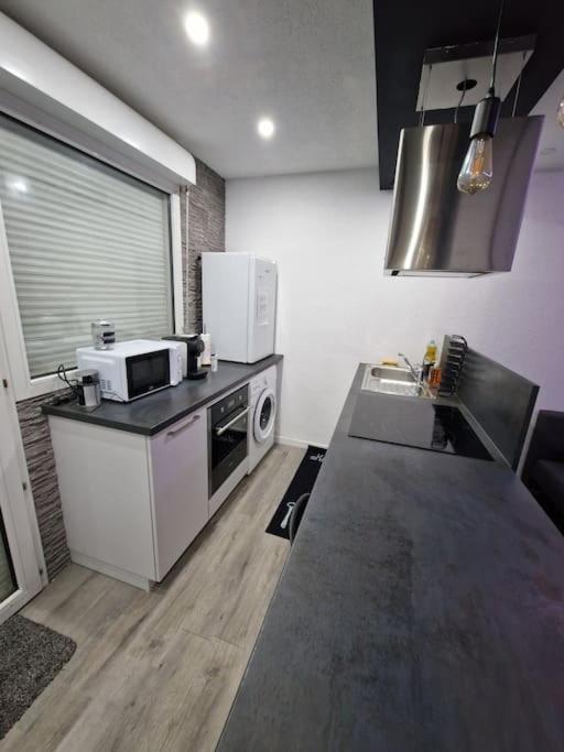 Kuchyň nebo kuchyňský kout v ubytování Logement Atypique & Parking GRATUIT