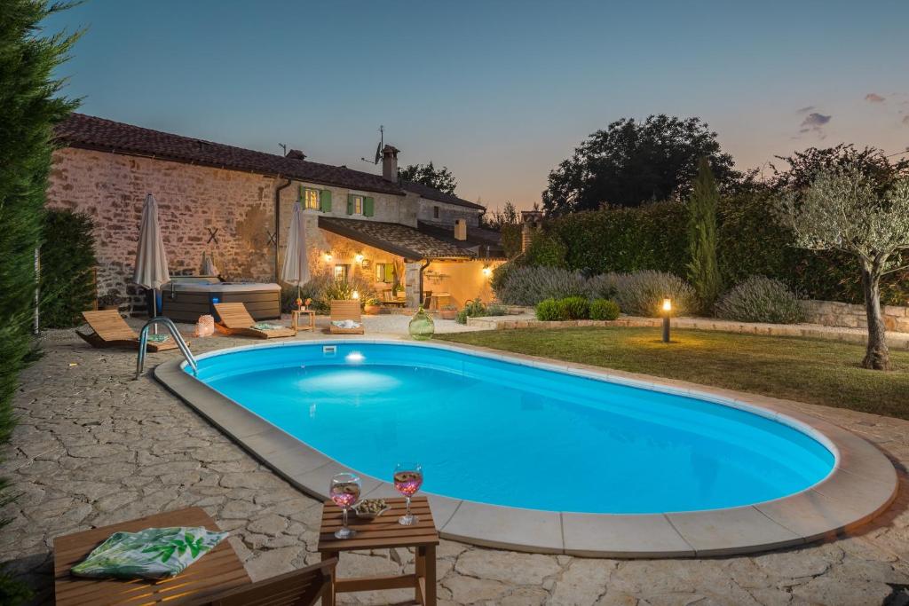 een zwembad in de achtertuin van een huis bij Family friendly house with a swimming pool Cerion, Central Istria - Sredisnja Istra - 16332 in Višnjan