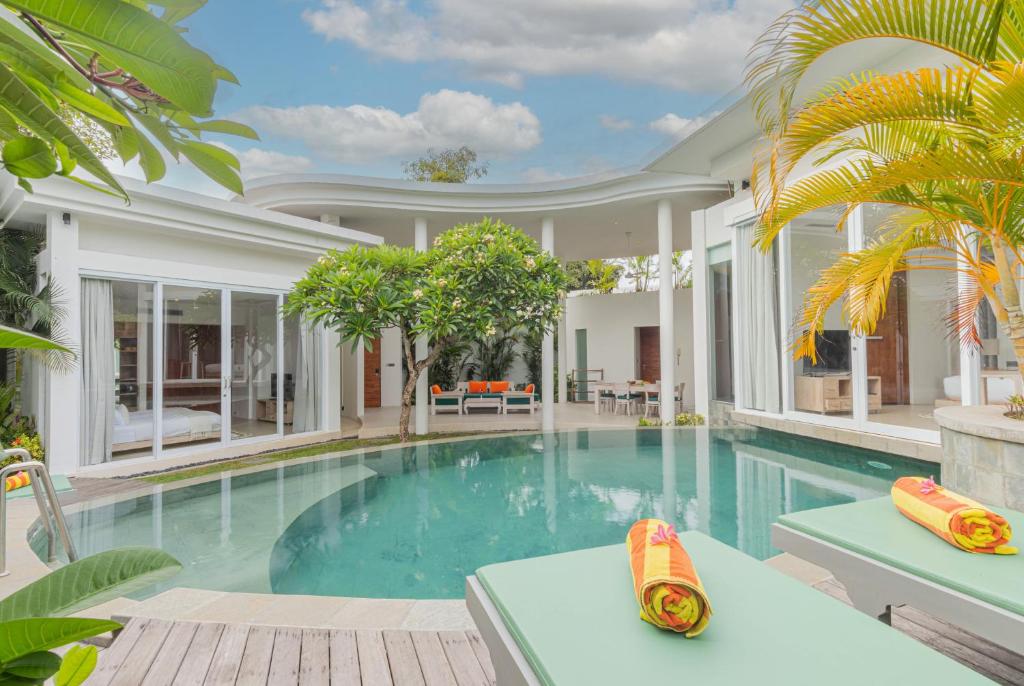 una piscina en una villa con una casa en Taman Mesari Luxury Villas-Seminyak, en Seminyak