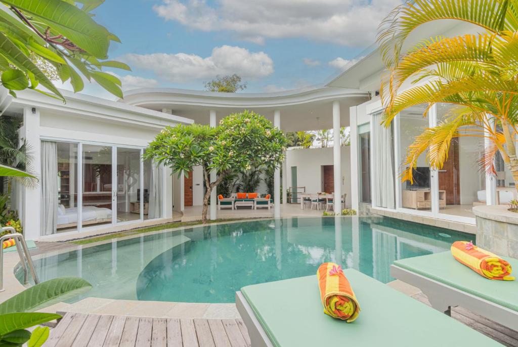 einen Pool in einer Villa mit einem Haus in der Unterkunft Taman Mesari Luxury Villas-Seminyak in Seminyak