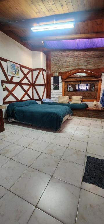 een grote slaapkamer met een groot bed in een kamer bij Studio monoambiente 2 pax in El Hoyo