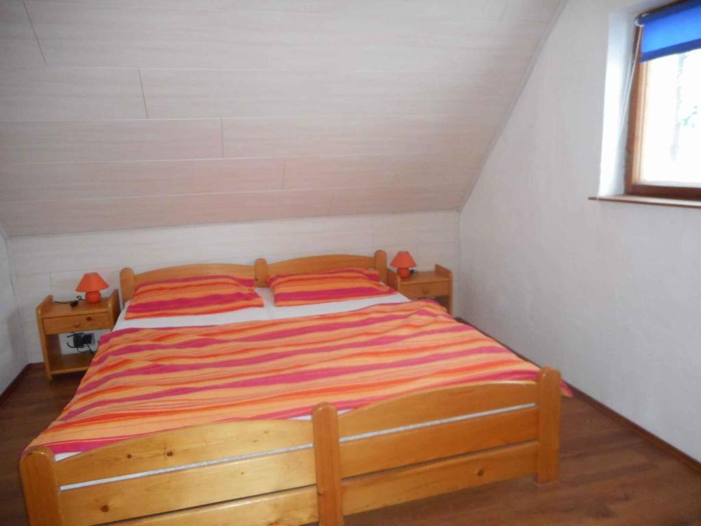 Postel nebo postele na pokoji v ubytování Holiday home Nove Hamry/Erzgebirge 1646