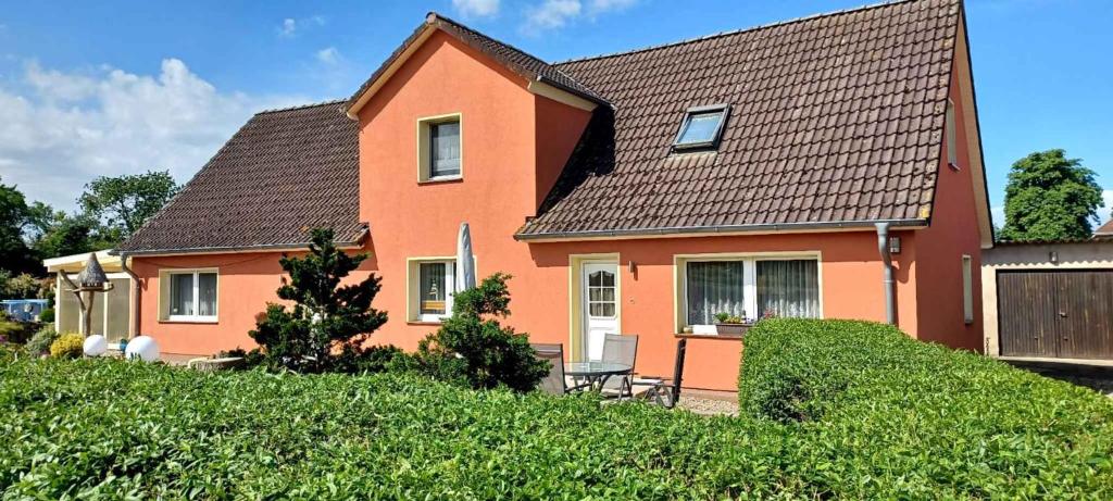 una casa de color naranja con techo marrón en Apartment in Sehlen/Insel Rügen 3026, en Sehlen