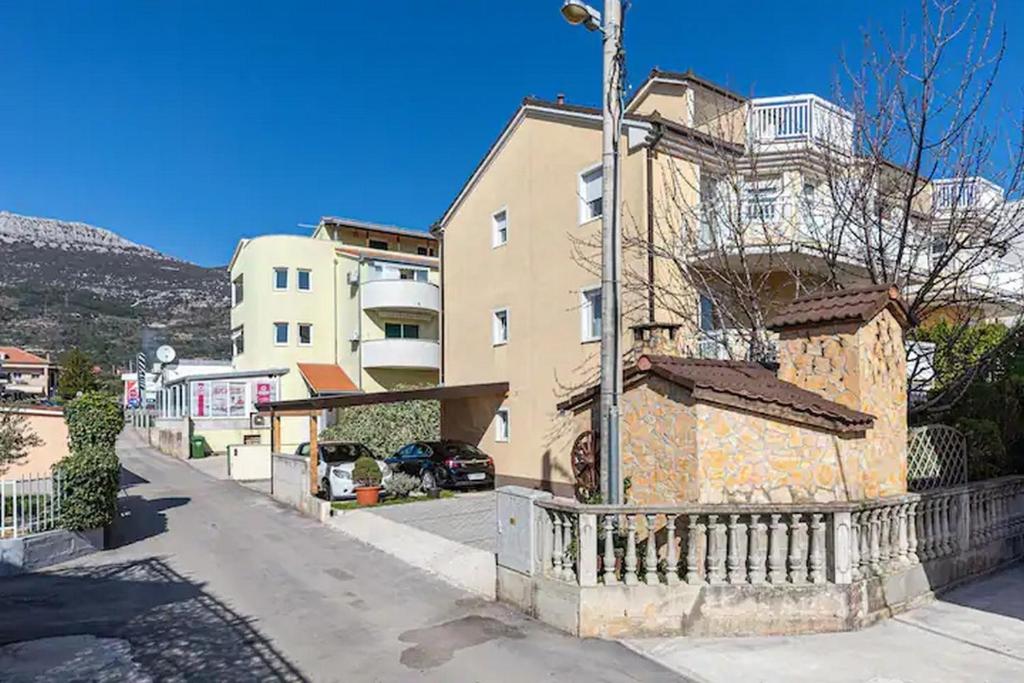 Apartments with parking space Kastel Luksic, Kastela - 22071