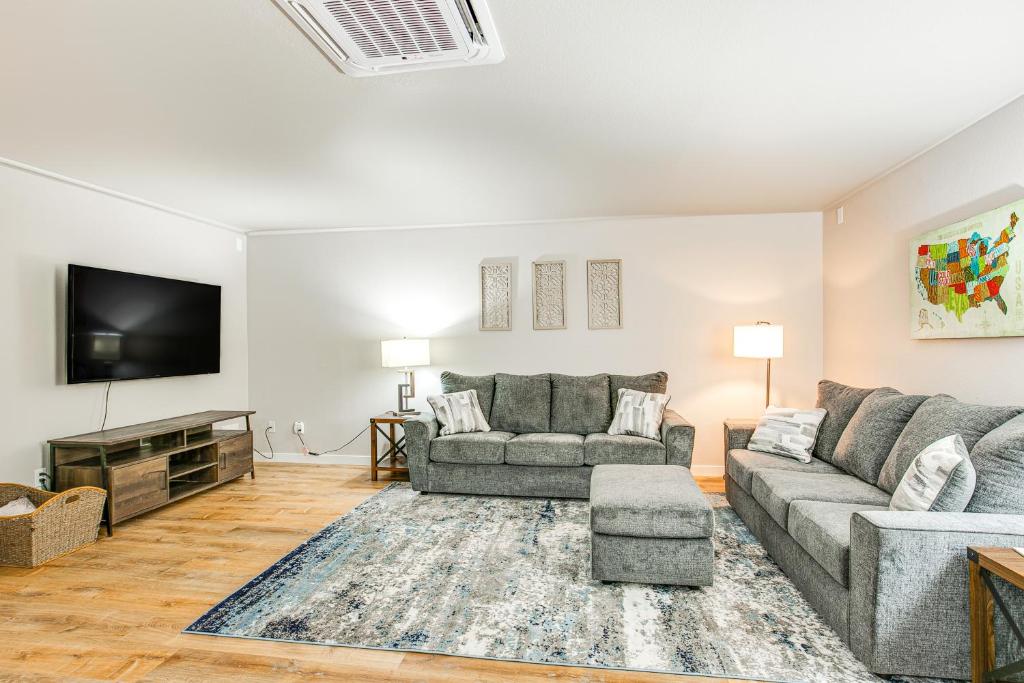 Posezení v ubytování Updated Duplex Home Less Than 1 Mi to Downtown Enumclaw!
