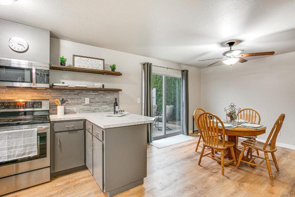 Kuchyň nebo kuchyňský kout v ubytování Updated Duplex Home Less Than 1 Mi to Downtown Enumclaw!
