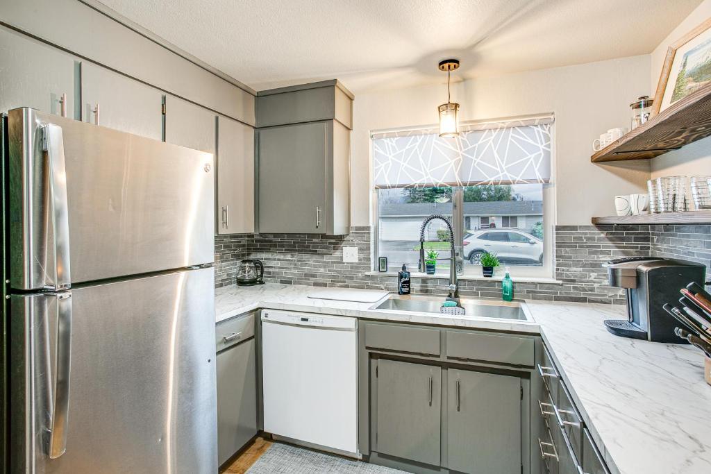 Kuchyň nebo kuchyňský kout v ubytování Updated Duplex Home Less Than 1 Mi to Downtown Enumclaw!