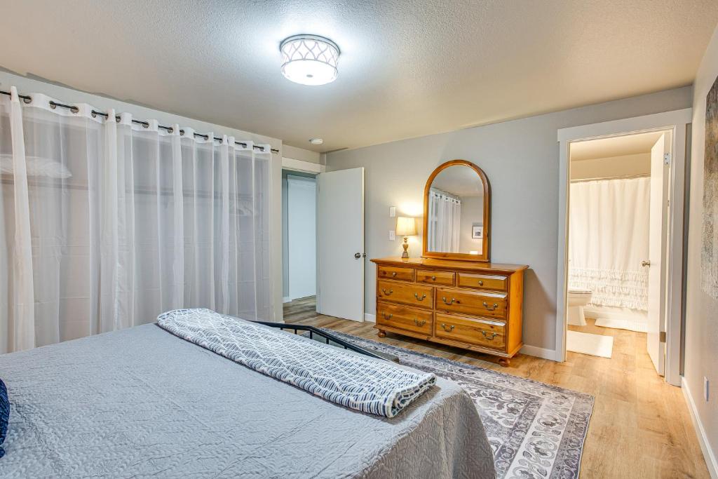 Postel nebo postele na pokoji v ubytování Updated Duplex Home Less Than 1 Mi to Downtown Enumclaw!