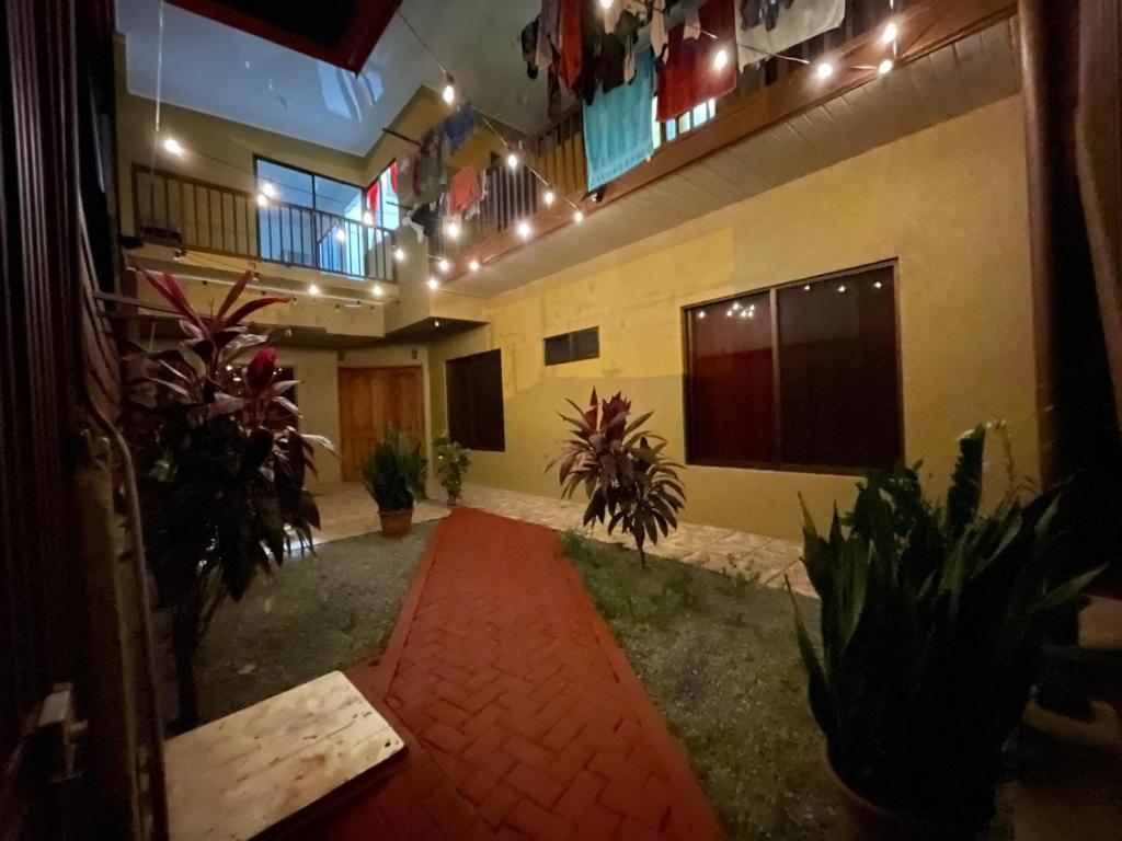 ein Zimmer mit Pflanzen und Lichtern in einem Gebäude in der Unterkunft Casa Bella Vista in Quepos