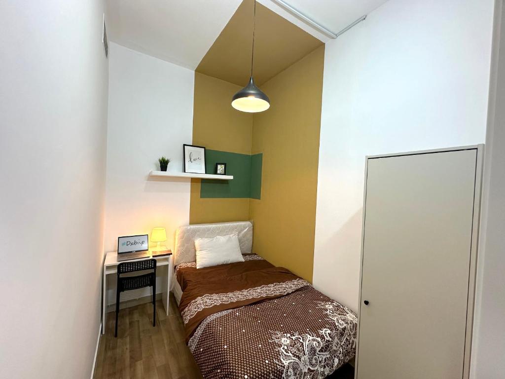 Postel nebo postele na pokoji v ubytování Budget Double Partition Room in Barsha Heights Near Metro