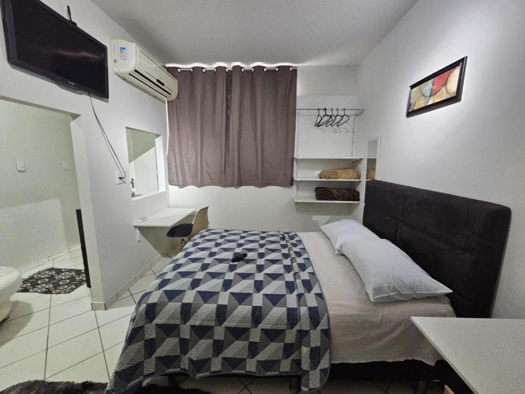 een slaapkamer met een bed en een wastafel bij Loft Aconchegante in Boa Vista