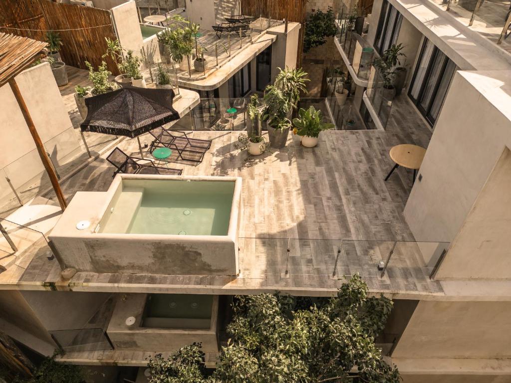 - un balcon avec vue sur la baignoire dans l'établissement NAJ TULUM, à Tulum