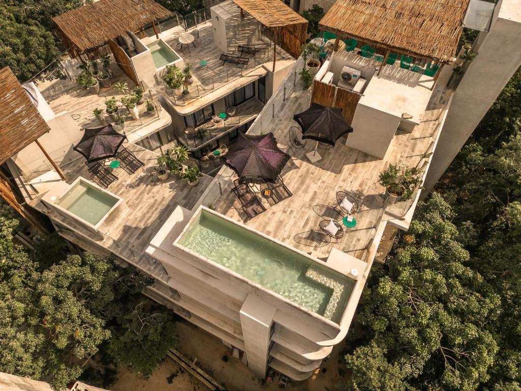 圖盧姆的住宿－NAJ TULUM，享有带游泳池的别墅的顶部景致