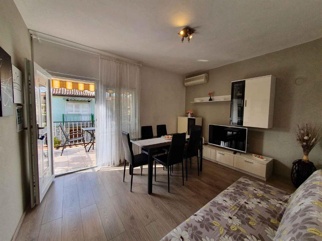 Habitación con mesa, sillas y comedor. en Apartment in Novigrad/Istrien 9669, en Novigrad Istria