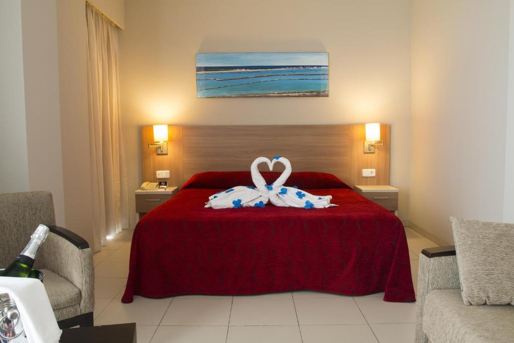 Postel nebo postele na pokoji v ubytování Hotel Lodomar Spa & Talasoterapia